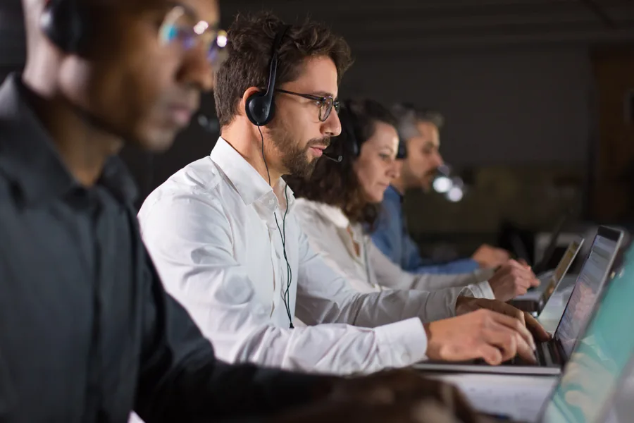 Equipo del call center de ZEYNA atendiendo a participantes de estudios