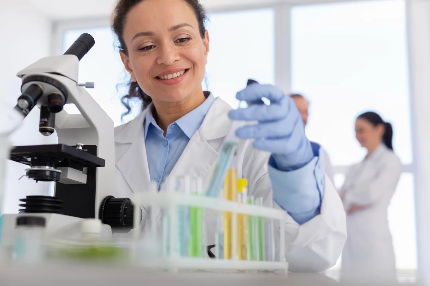 Científica de Zeyna analizando muestras junto a un microscopio en el laboratorio