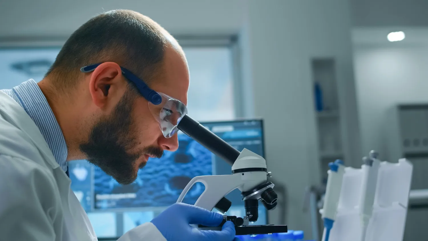 Investigador de Zeyna trabajando con un microscopio